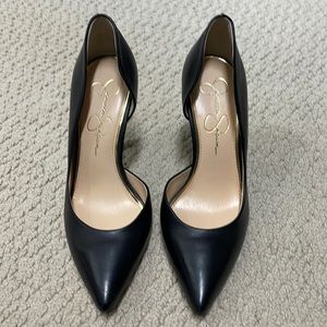 Black point toe pumps
